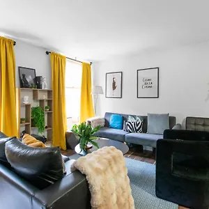 https://new-cozy-2-bedroom-retreat-with-hot-tub.cambridgehotelsuk.com